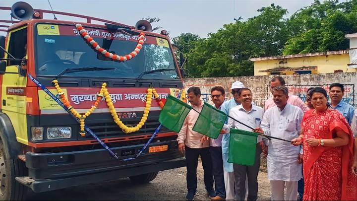 मंत्री सुश्री मीना सिंह ने मुख्यमंत्री अन्नदूत योजना के वाहनों को हरी झंडी दिखा कर रवाना किया